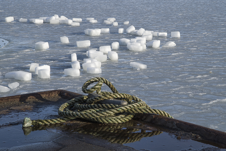 Eisblöcke im Hafen